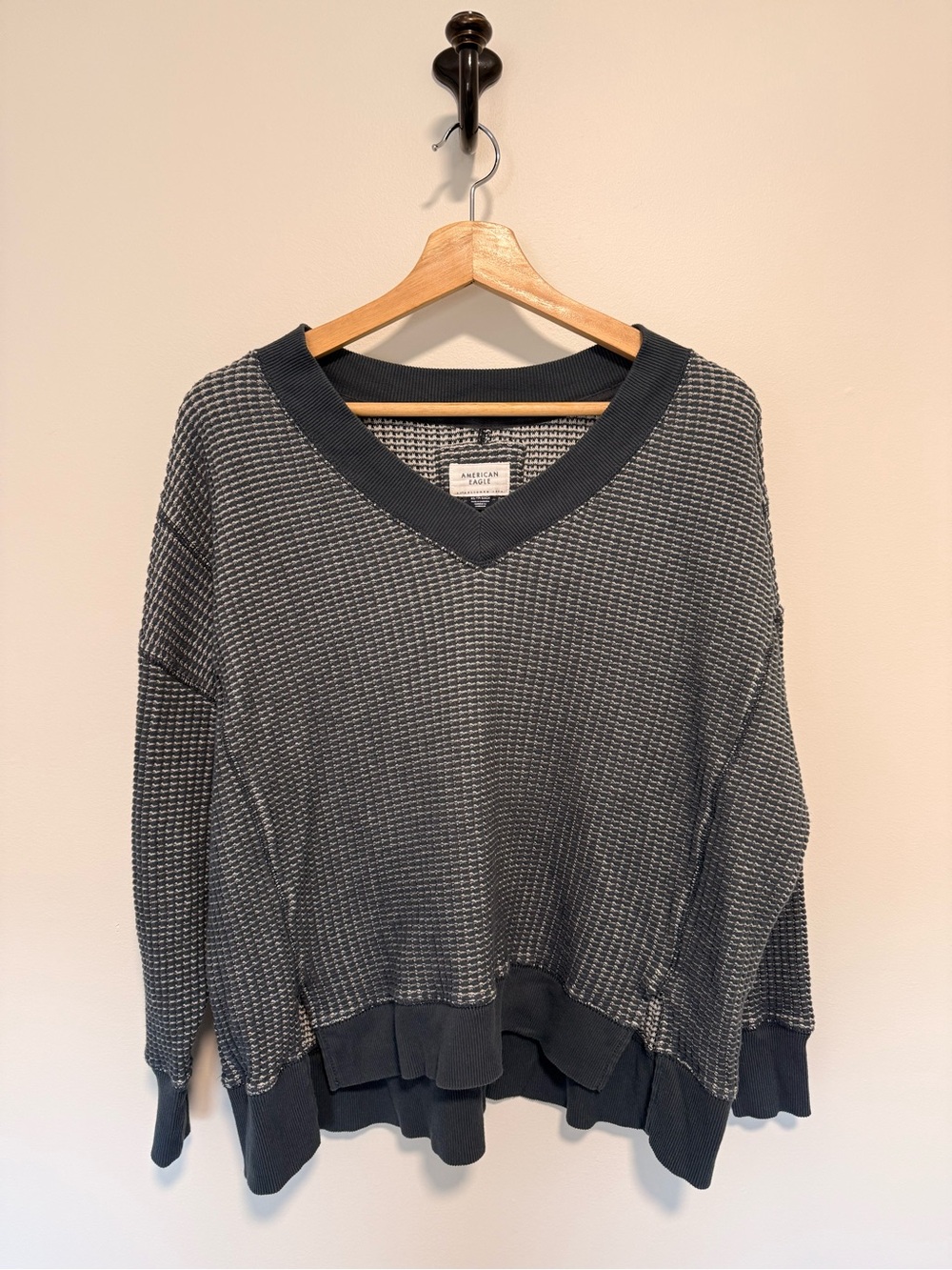 American Eagle Outfitters Women’s Charcoal Gray Waffle V-Neck Sweater Size Xs
